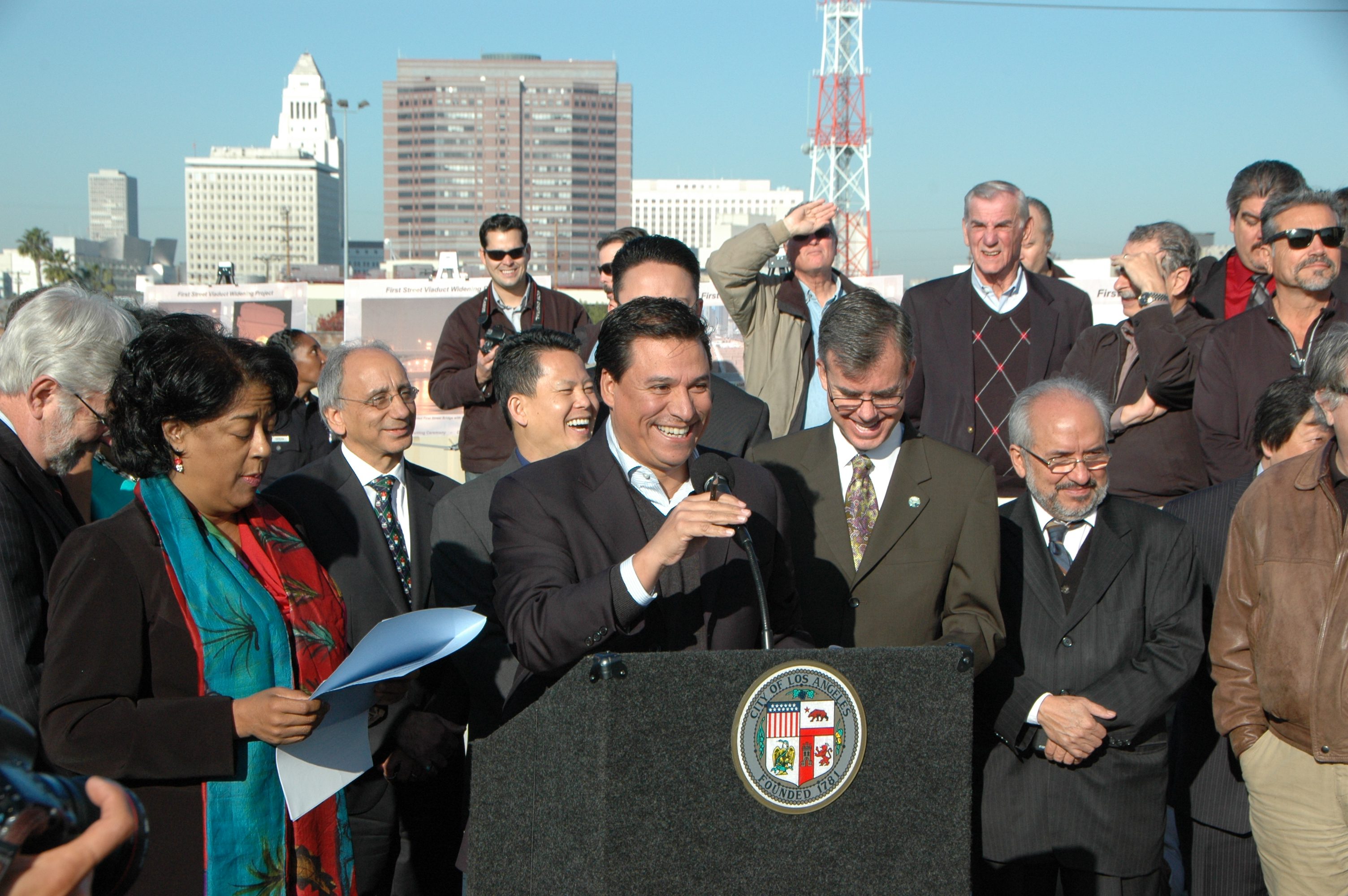 Los concejales José Huizar y Jan Perry encabezaron la ceremonia de apertura de los dos carriles. La comunicación entre Little Tokyo y Boyle Heights se restablece con la culminación de este proyecto. (Foto José Ubaldo/El Pasajero).