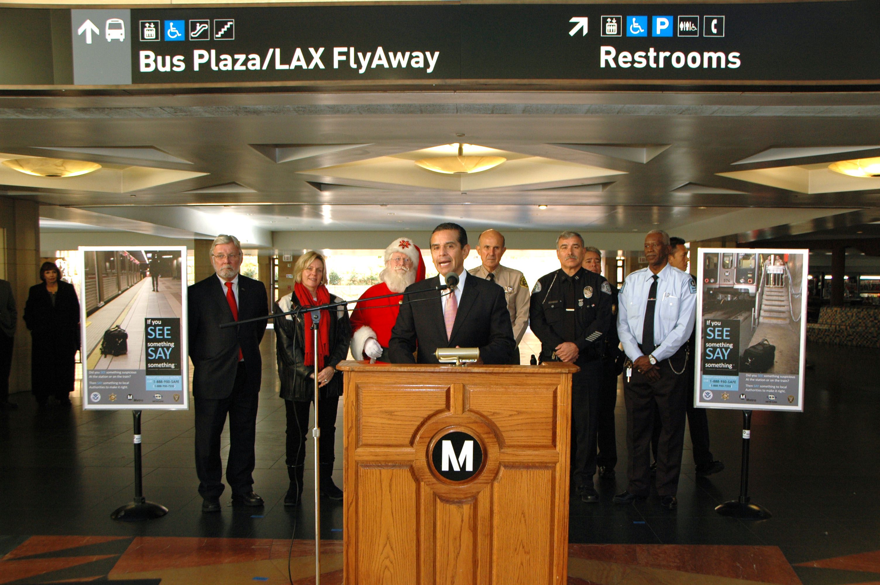 El alcalde de Los Angeles y presidente de la Junta de Directiva de Metro Antonio Villaraigosa anuncia el pasaje gratis en Nochebuena y la noche de Año Nuevo. (Foto Luis Inzunza/El Pasajero).