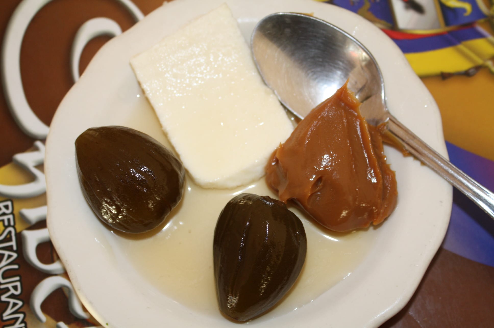 La Combinación, que consta de la fruta breva en almíbar (higo), queso griego y arequipa (dulce de leche) 