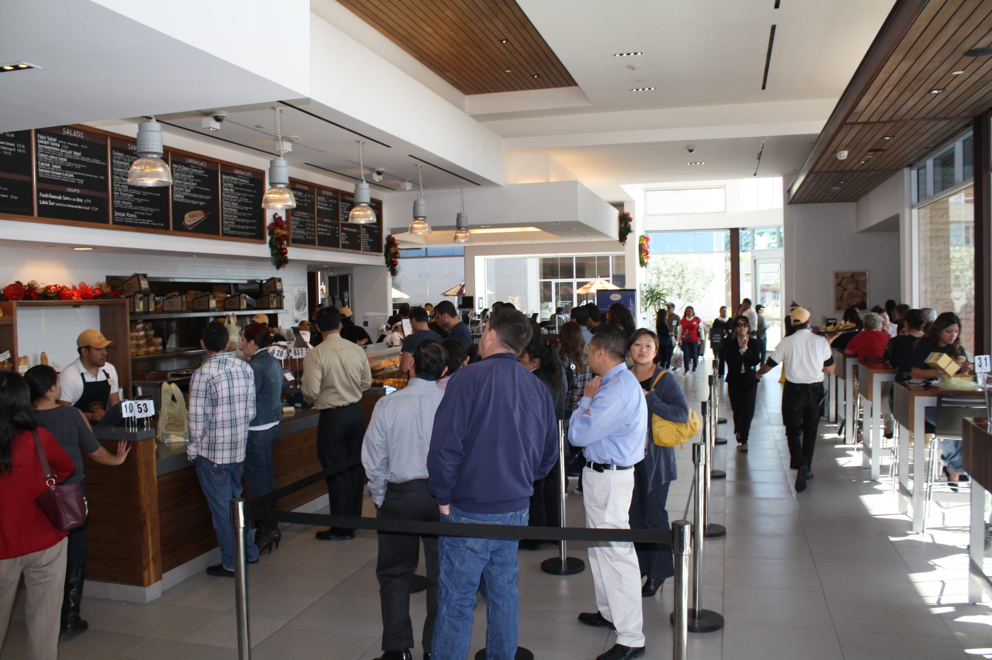Porto's Los clientes diariamente hacen fila para comer en Porto’s. (Foto de Agustín Durán/El Pasajero)