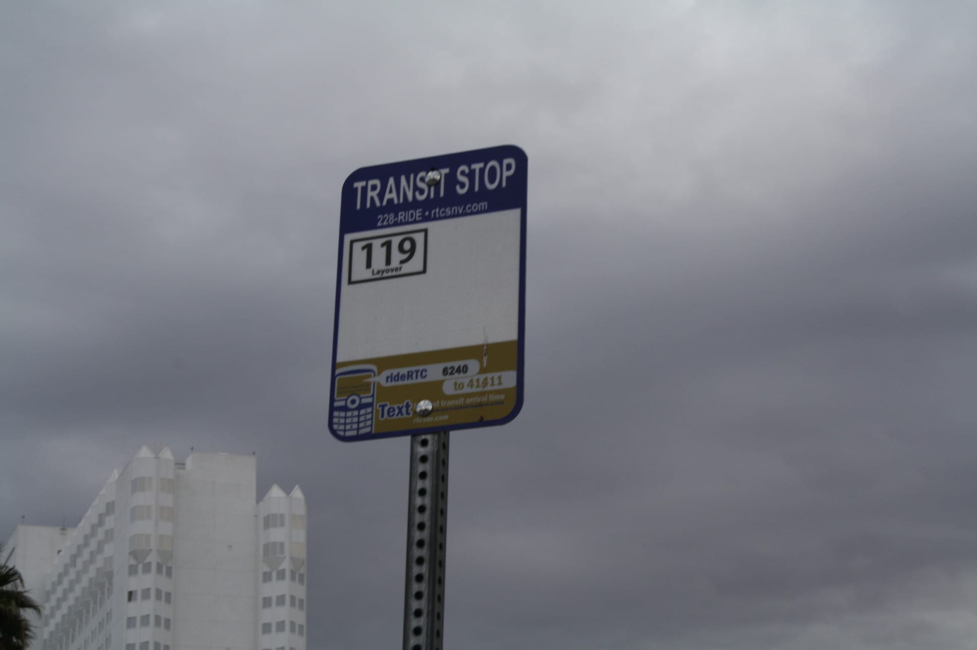 Los señalamientos en las paradas de los autobuses indican como utiliza su celular para informarse en forma más eficiente sobre los horarios y rutas. (Foto Agustín Durán/El Pasajero)