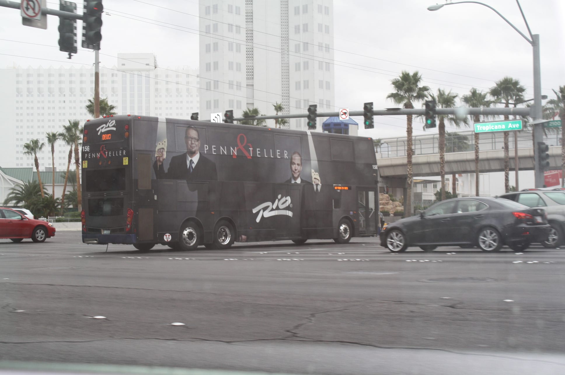 Hasta en un día nublado los autobuses de RTC son visibles y fáciles de distinguir en la capital del juego. (Foto Agustín Durán/El Pasajero)