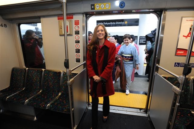 Reina del Desfile de las Rosa del 2010 subiendo a un tren en la estación Little Tokyo. (Foto Juan Ocampo/El Pasajero).