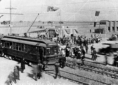 El primer tranvía eléctrico arriba a Van Nuys, el 16 de diciembre de 1911 (Los Angeles Public Library). 