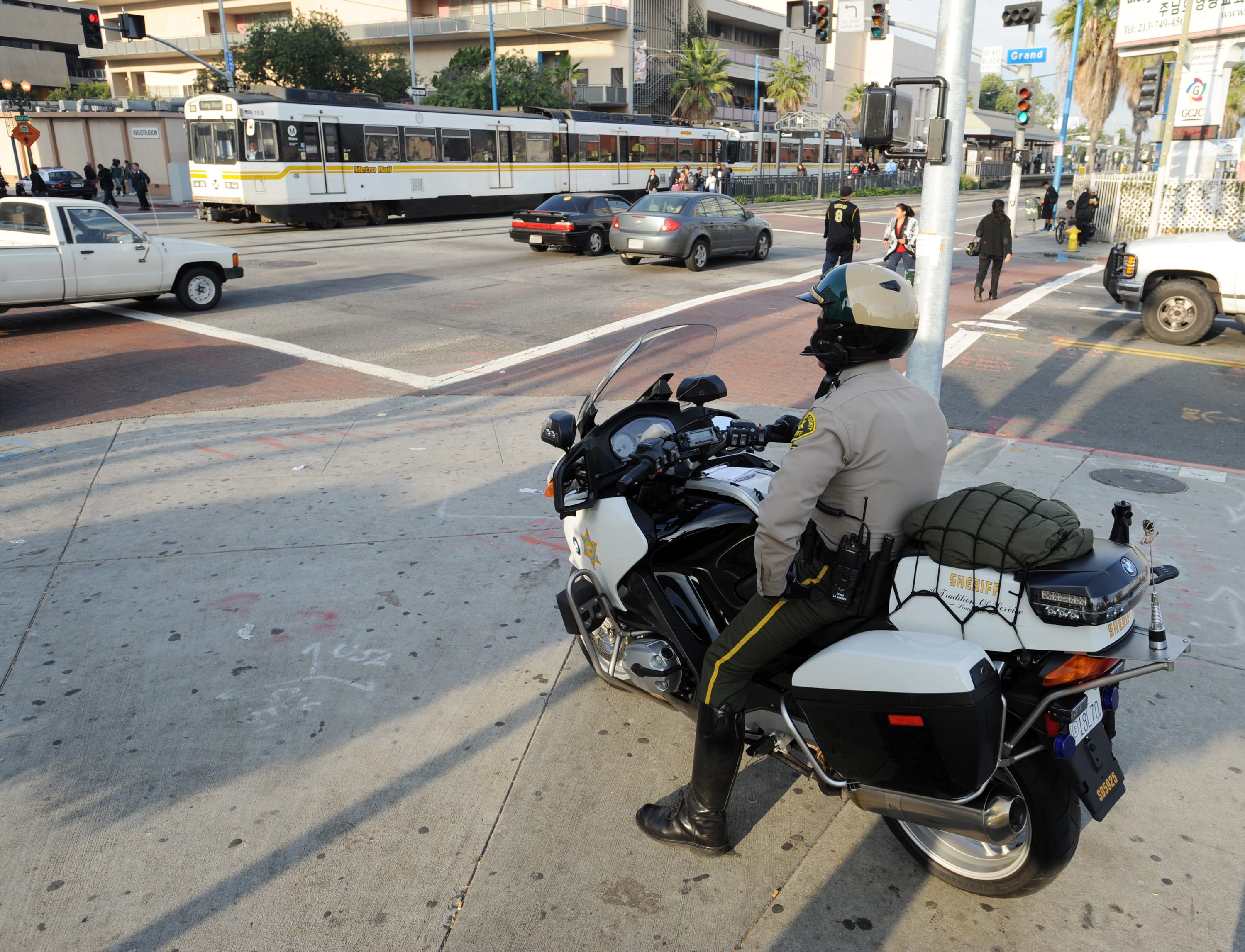 Agentes en motocicleta del Sheriff participan en la campaña de seguridad en la Línea Azul del Metro en Febrero del 2010.
