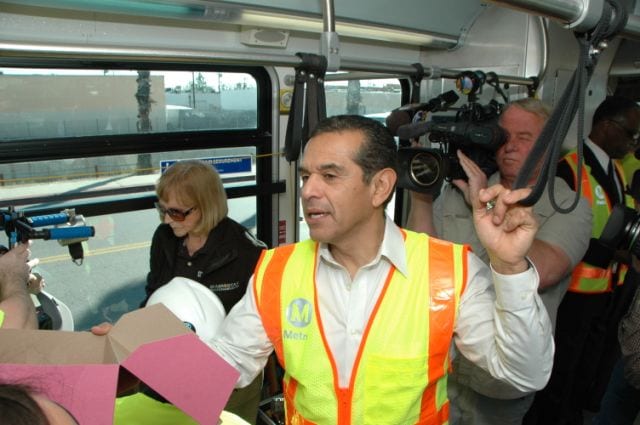 El Alcalde de Los Angeles Antonio Villaraigosa hablando ante los medios de comunicación abordo del autobús de Metro.
