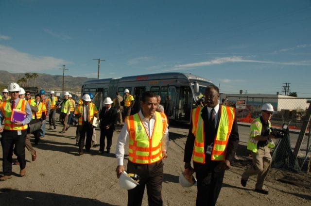 Antonio Villaraigosa y Mel Wilson encabezaron la caminata sobre el puente de la calle Lassen. 