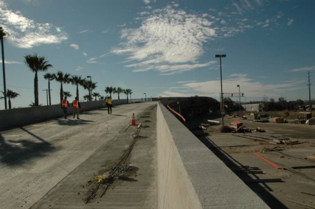 El puente sobre la calle Lassen en plena construcción.