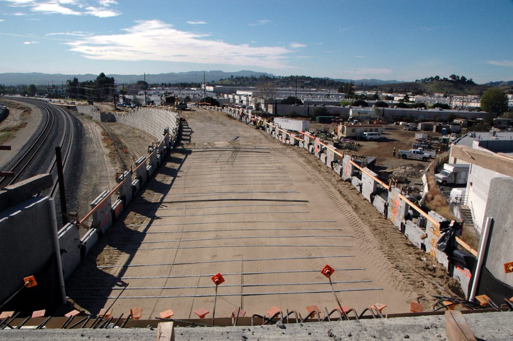 El punte sobre la calle Lassen, dirección sur, por donde pronto circularán los autobuses de la nueva extensión de la Línea Naranja. (Foto Luis Inzunza/El Pasajero).