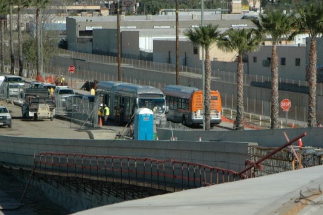 Mirando hacia el norte desde el puente de la calle Lassen.