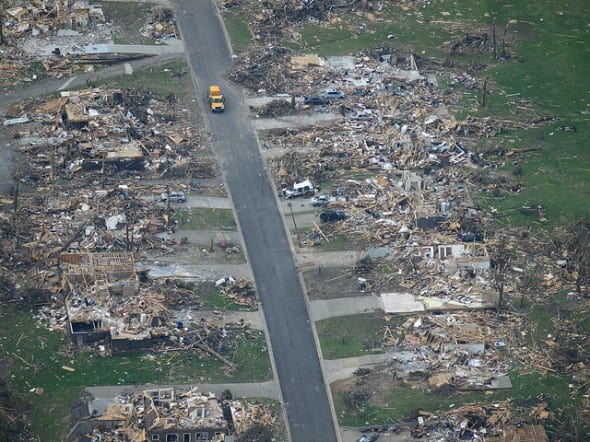 Vista de los daños causados por el tornado que sufrió Joplin, Missouri, en mayo de 2011. Fotografía de Bob Webster, vía Flickr creative commons.