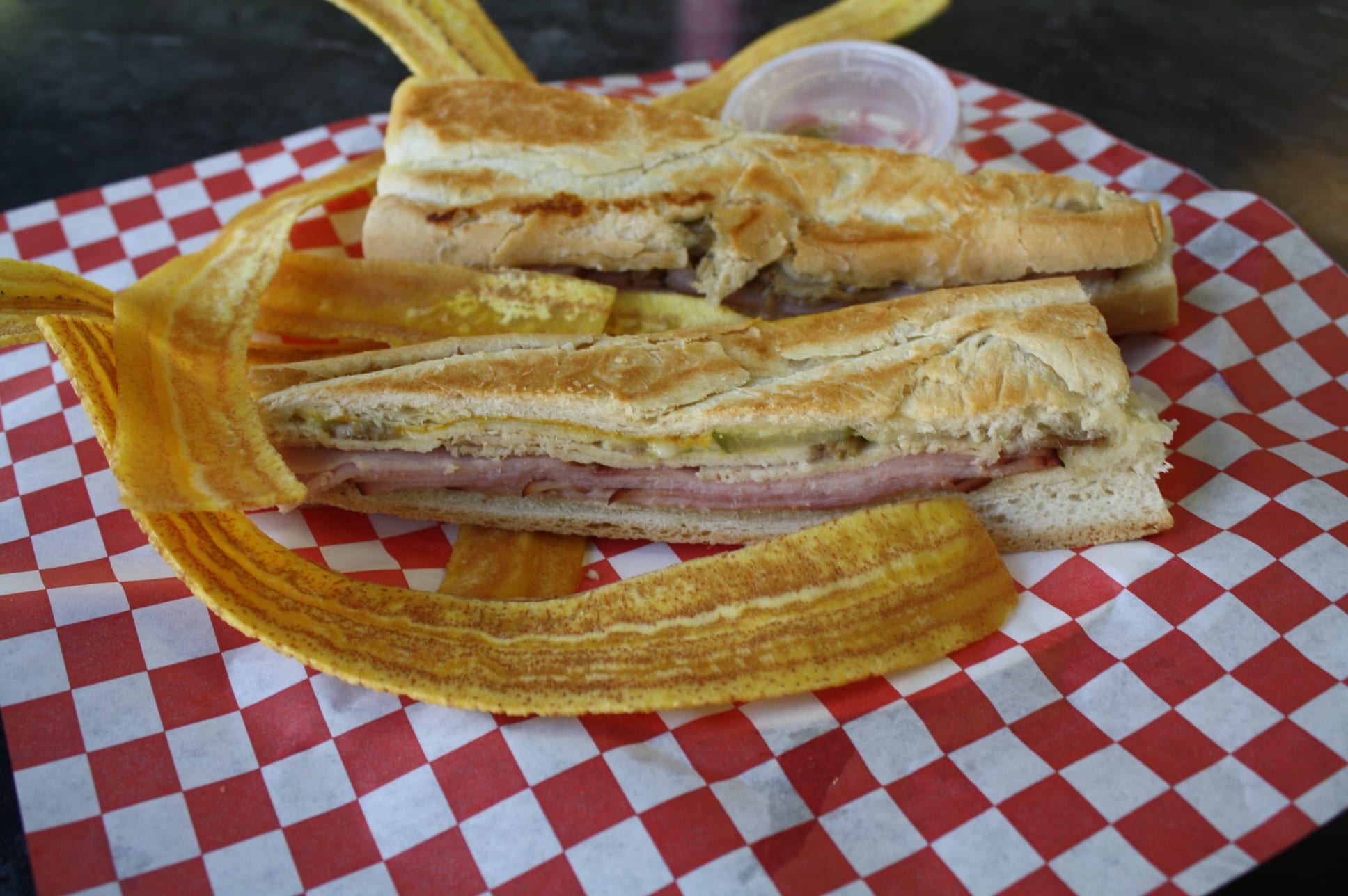 Sandwich Cubano servido con Mariquitas. (Foto Agustín Durán/El Pasajero).