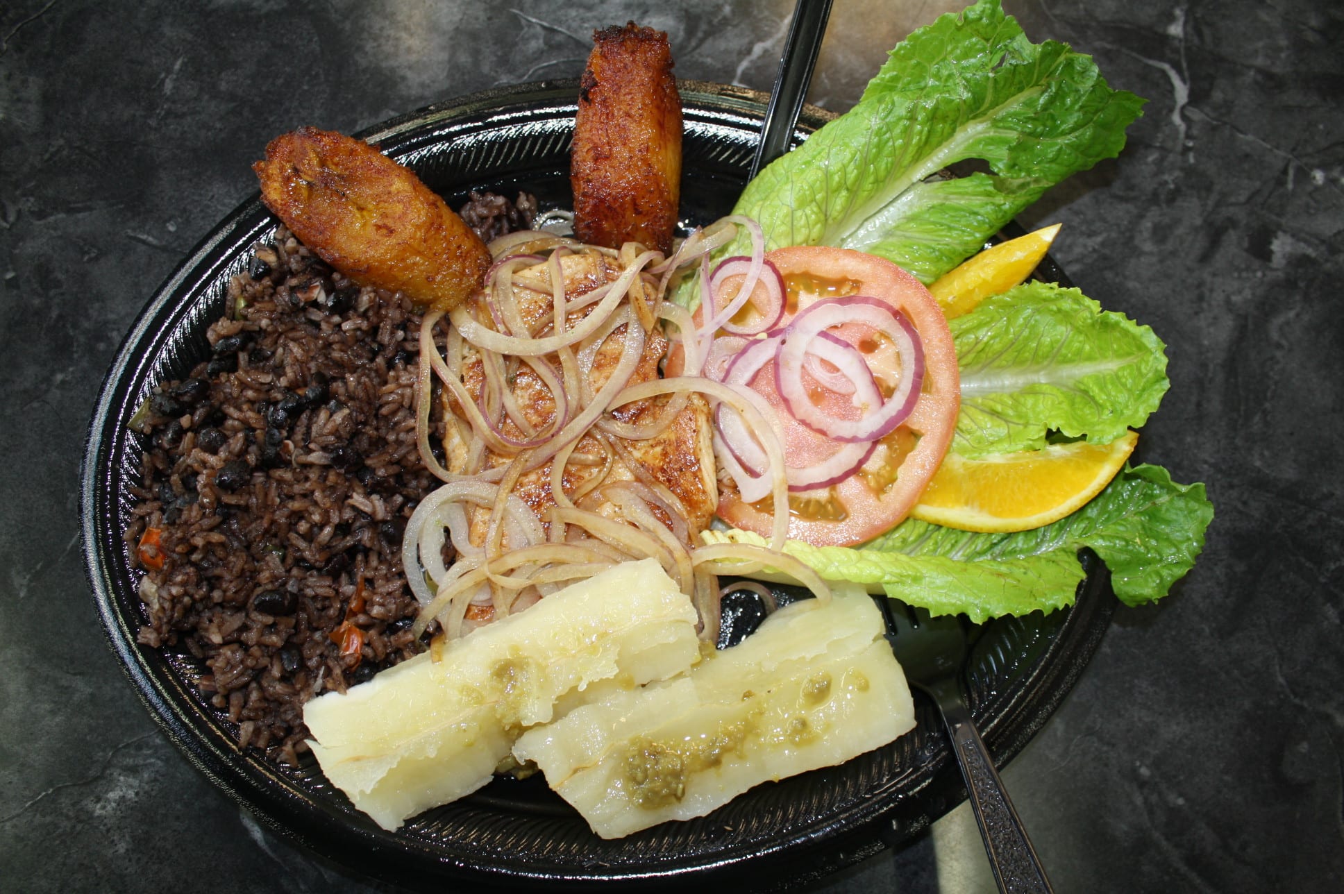 Pollo encebollado con yuca, platanos fritos y Congri. (Foto Agustín Durán/El Pasajero).
