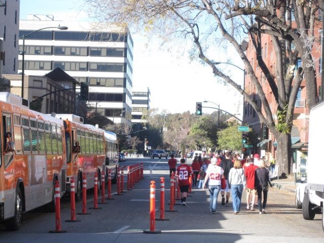 Al salir de la estación los usuarios de Metro simplemente caminaban a Colorado a ver el desfile o se encaminaban al estadio Rose Bowl.