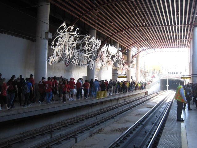 El público espera la llegada del tren ligero de la Línea Dorada en la estación Memorial Park de Pasadena. (Foto Andrés Di Zitti/El Pasajero).