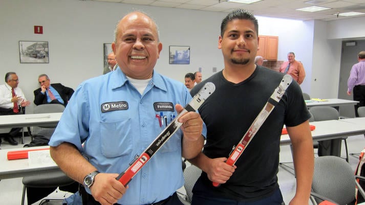 Fernando Mera, izquierda, quien ha trabajado en Metro por casi cuatro años limpiando autobuses, tiene una nueva ocupación y un nuevo lugar en donde trabajar. Su nueva casa es la división 7, en West Hollywood, donde desde el lunes es uno de los mecánicos. Mientras que Isaac García, quien saliendo de la Preparatoria obtuvo un empleo limpiando autobuses, también se reportara a su nuevo hogar, la división 15 en Sun Valley, en donde pasa a formar parte del equipo de mecánicos. (Foto Luis Inzunza/El Pasajero)