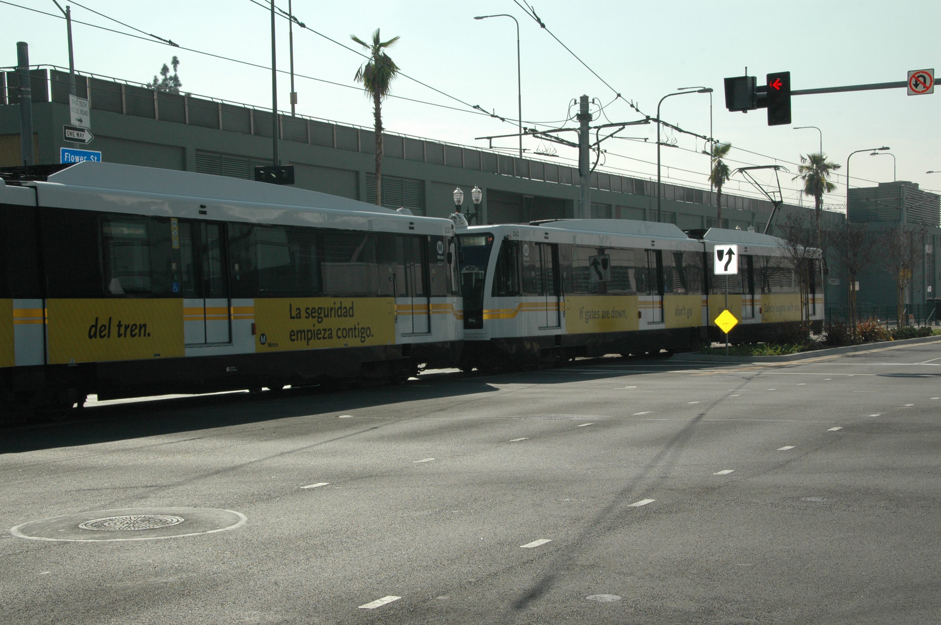 Ahora el tren viaja rumbo a estación La Ciénega/Jefferson desde el centro de Los Angeles como parte del servicio previo al inicio de servicio al público. (Foto José Ubaldo/El Pasajero).