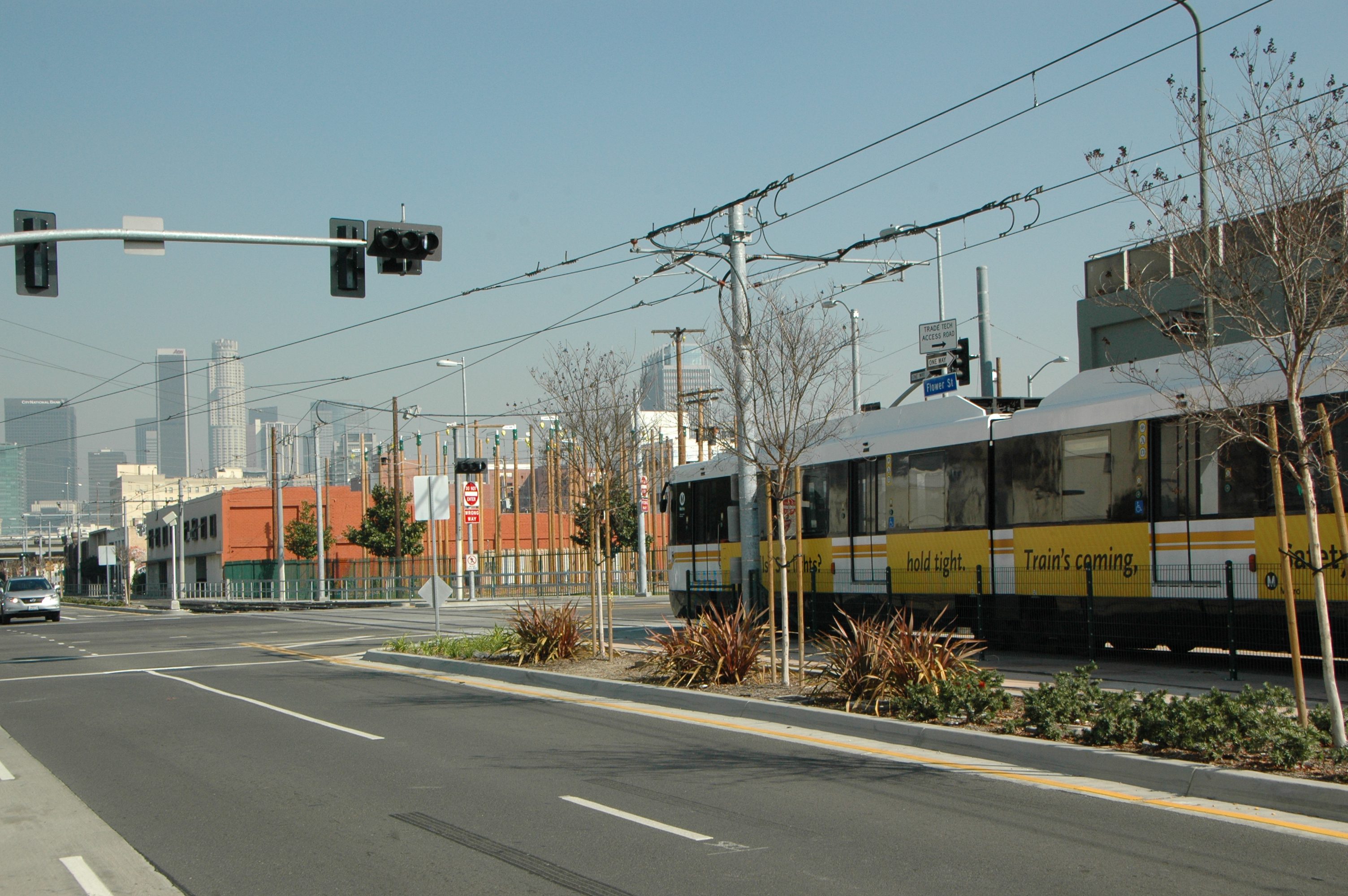 Un tren de la Línea Expo cruza de las vías de Expo Line a las de la Línea Azul del Metro en la esquina de Washington Boulevard y Flower Street. (Foto José Ubaldo/El Pasajero).