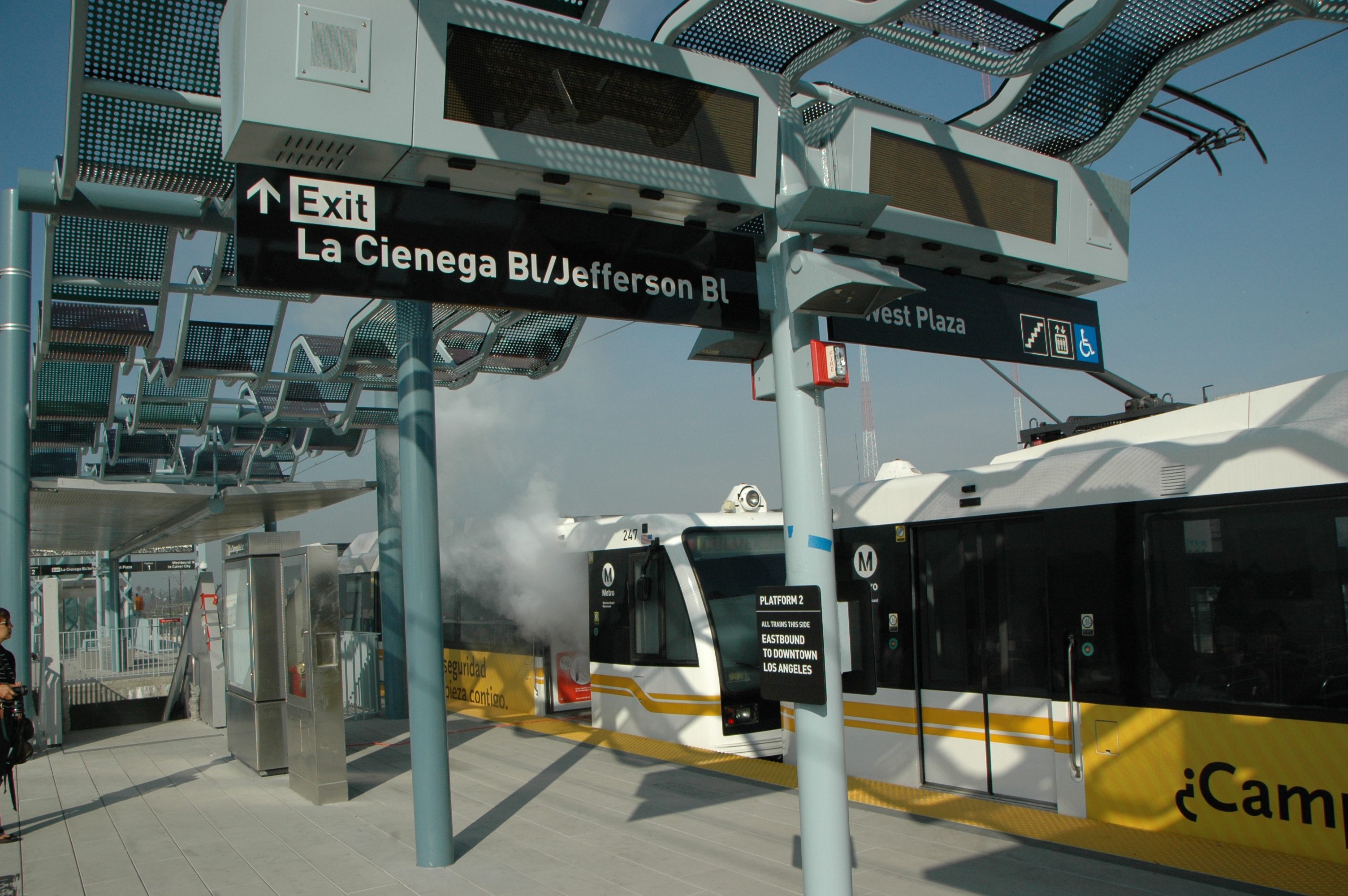 Humo saliendo de uno de los vagones del tren en la plataforma aérea de la estación Jefferson/La Ciénega. (Foto José Ubaldo/El Pasajero).