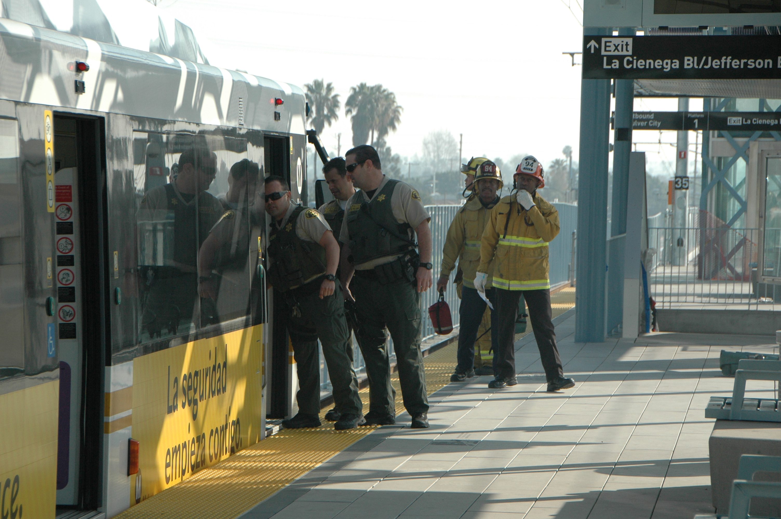 Agentes del Sheriff y de los Bomberos inician su labor dentro del ejercicios efectuado esta mañana en la estación La Ciénega/Jefferson. (Foto José Ubaldo/El Pasajero).