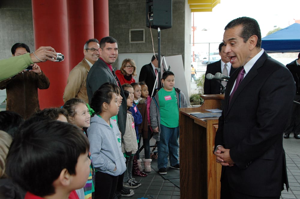 DSC_0193 El alcalde de Los Angeles Antonio Villaraigosa platica con estudiantes de segundo grado de la primaria Eagle Rock antes de iniciar su recorrido por Chinatown. (Foto Luis Inzunza/El Pasajero).