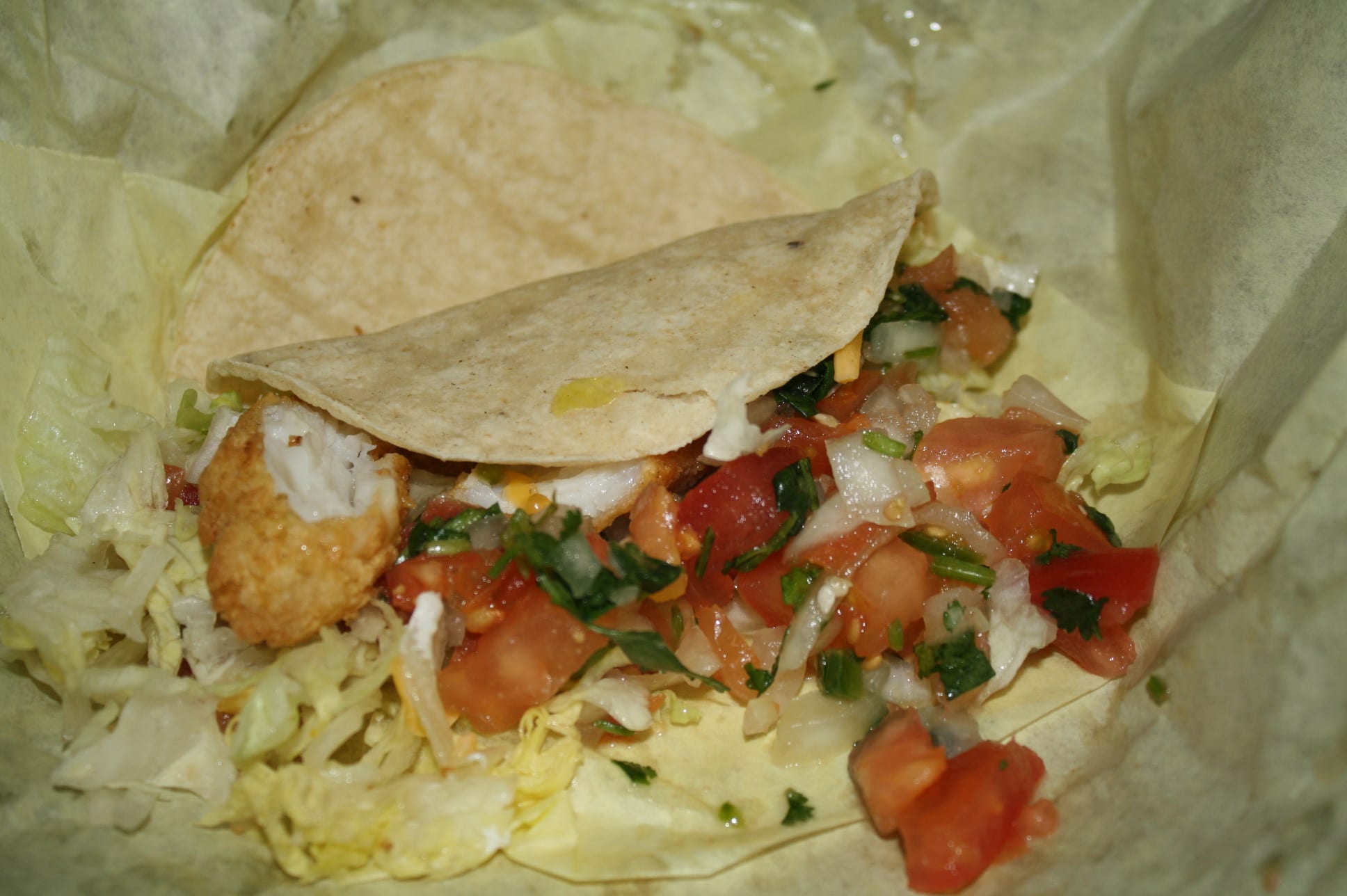 Taco de pescado en el restaurante The Original Chano’s. (Foto Agustín Durán/El Pasajero).