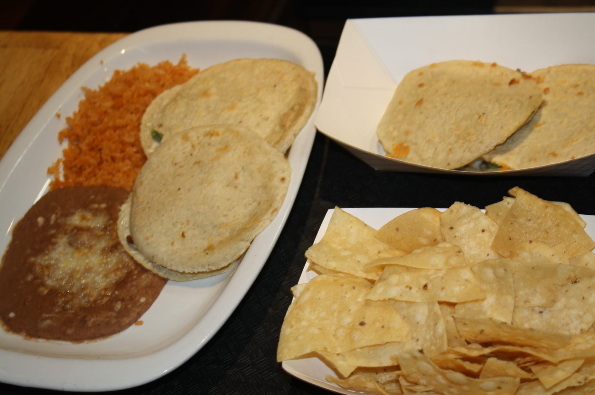 Mulitas con frijoles y arroz. (Fotos de Agustín Durán/ El Pasajero)