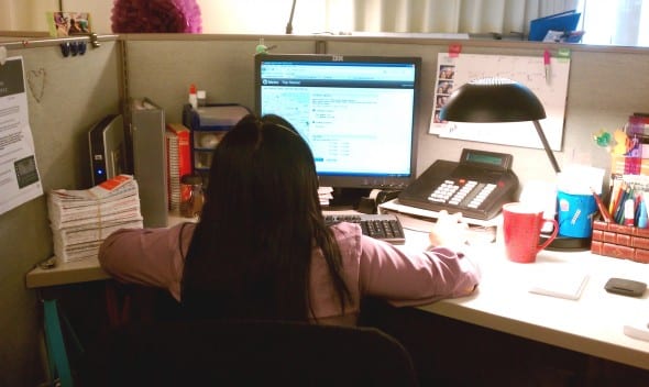Call center Una agente del centro de llamadas de Metro atiende una llamada.
