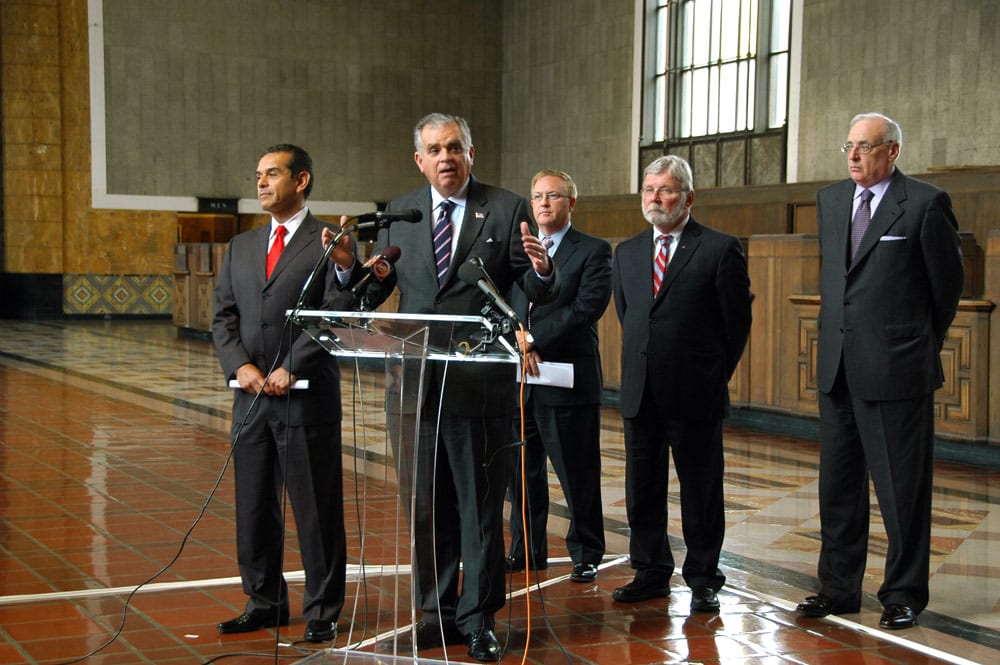 Secretario de Transporte Federal Ray LaHood, Antonio Villaraigosa, Alcalde de Los Angeles, John Fenton, Gerente General Ejecutivo de Metrolink, Art Leahy, Gerente General Ejecutivo de Metro, y Dan Richards Presidente de la California High Speed Rail Authority. (Foto Luis Inzunza/El Pasajero)>