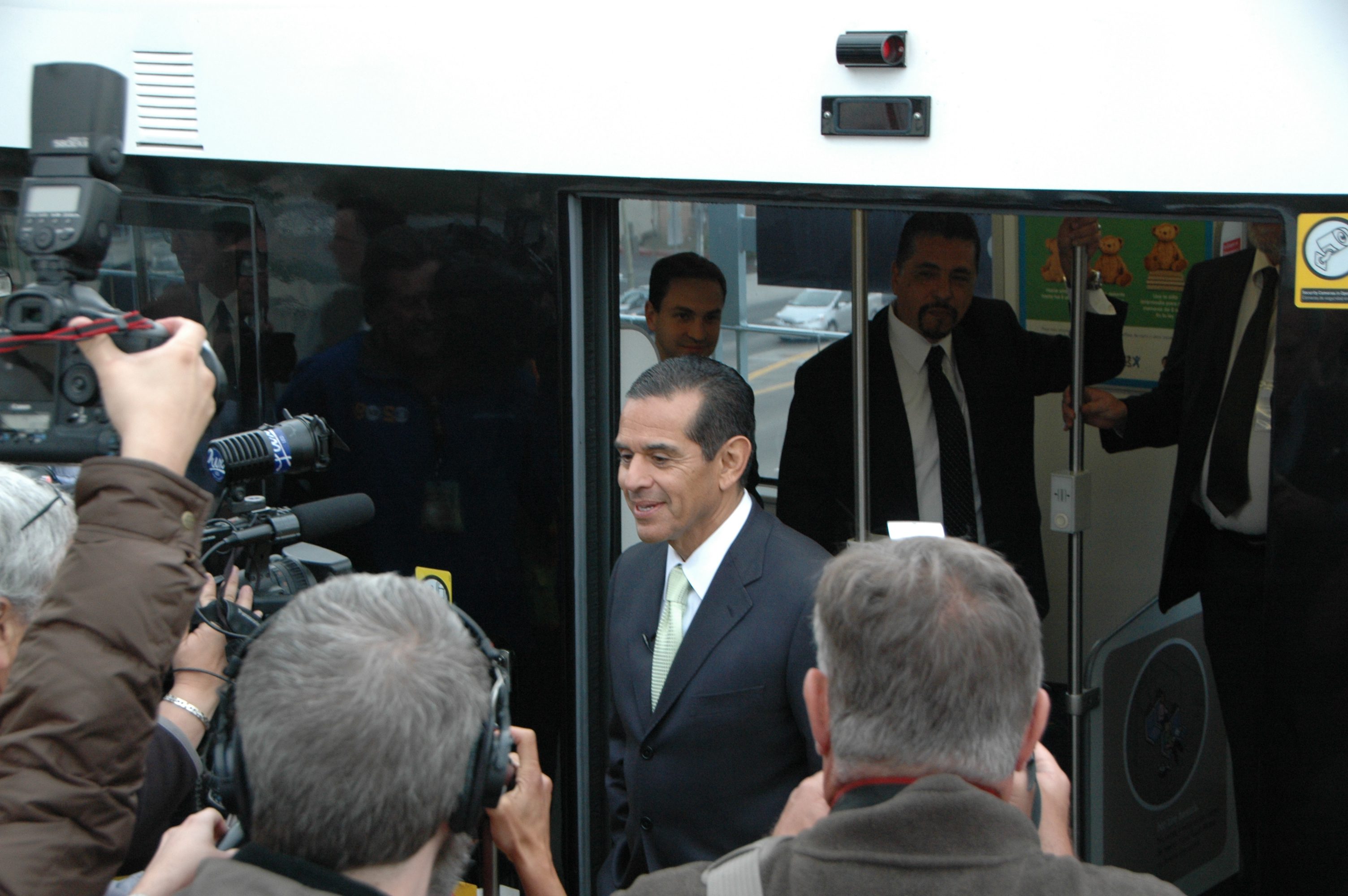 Con una sonrisa en los labios el alcalde angelino dio a conocer la fecha de la inauguración de la nueva línea de trenes de Metro: Abril 28 del 2012.