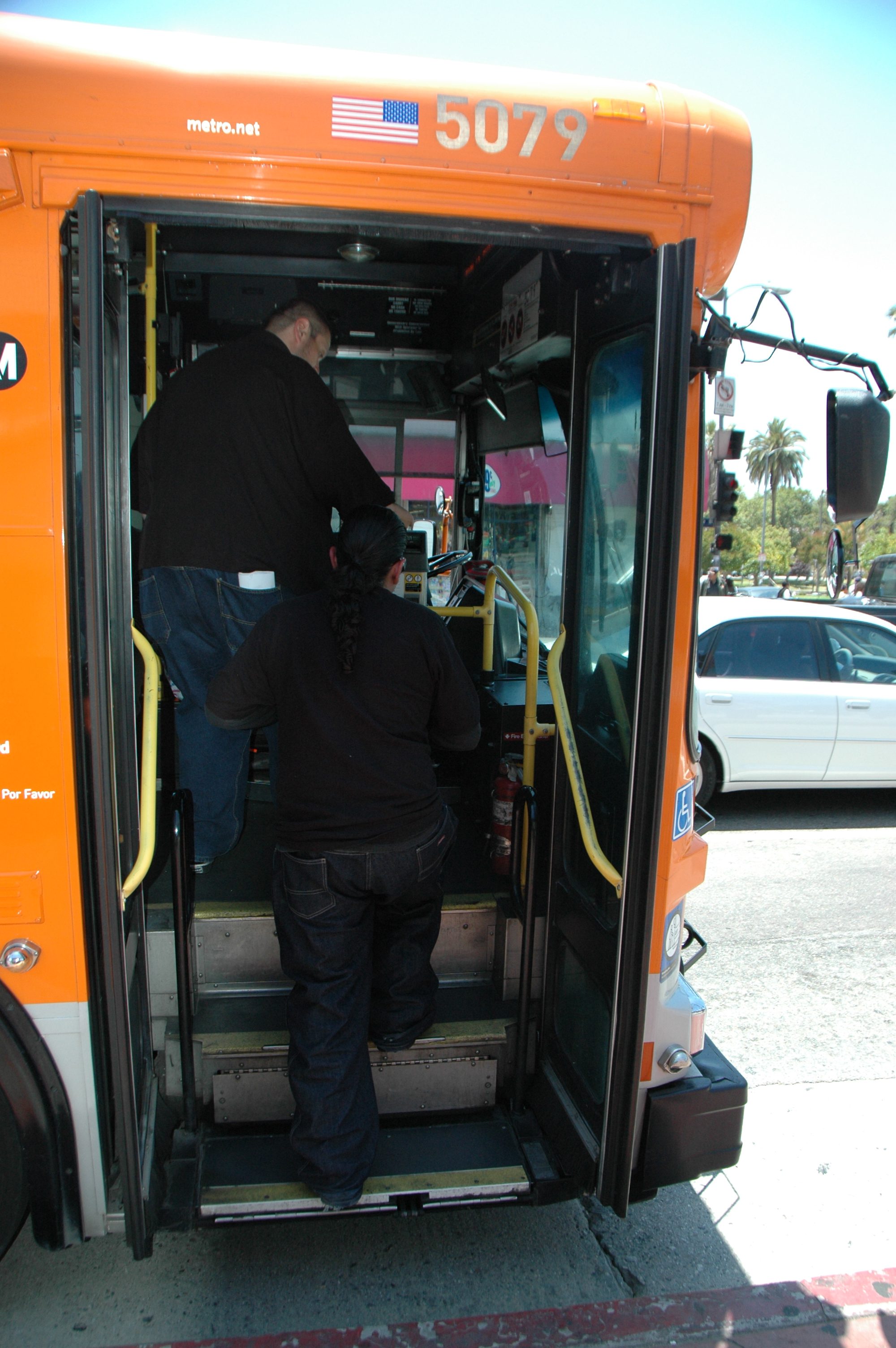 Autobuses con escalones como este pronto serán retirados. En su lugar Metro comprará autobuses sin escalones.