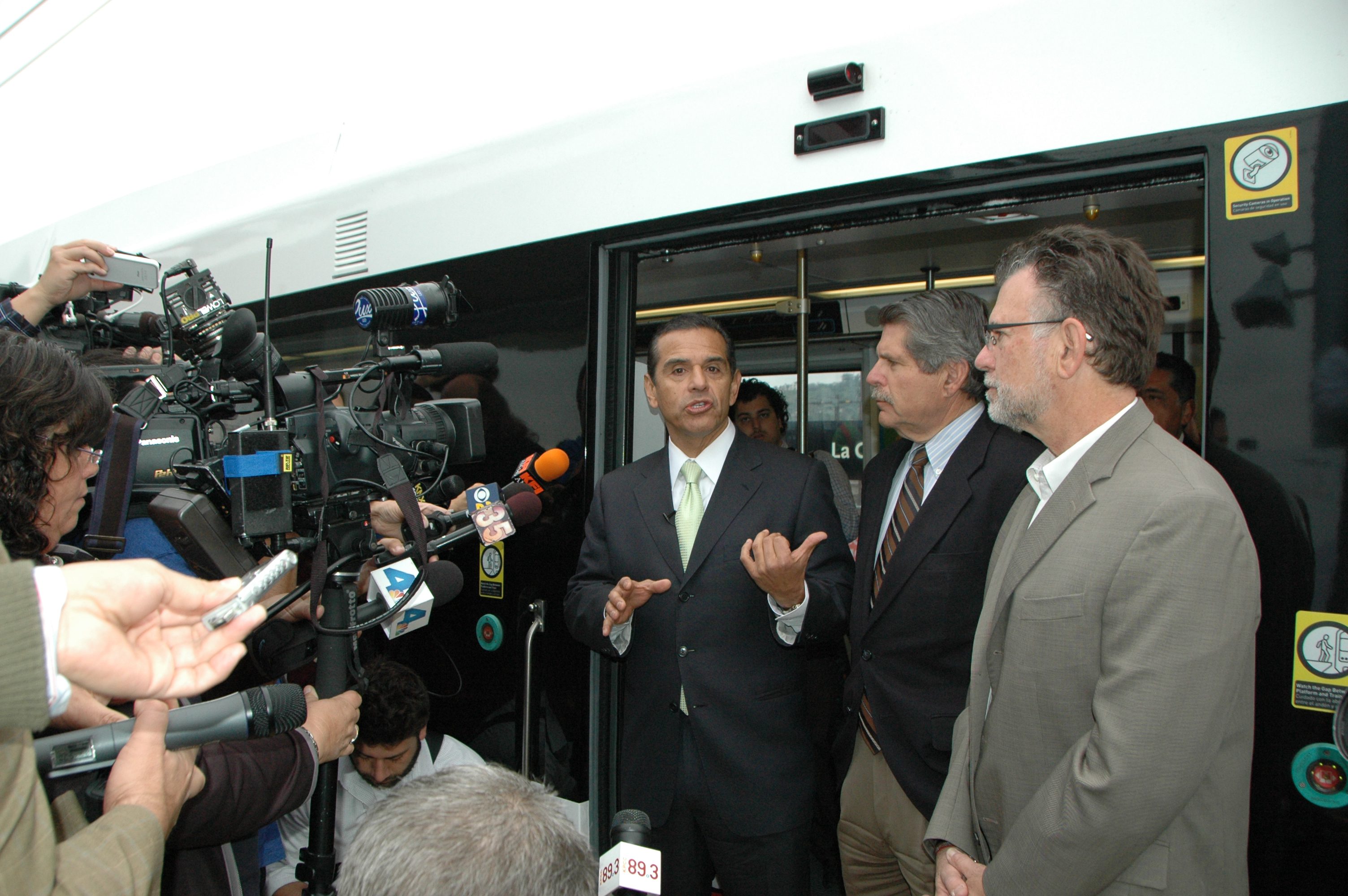 El alcalde Villaraigosa estuvo acompañado del supervisor Zev Yaroslavsky y de Richard Katz, ambos integrantes de la Junta Directiva de Metro.