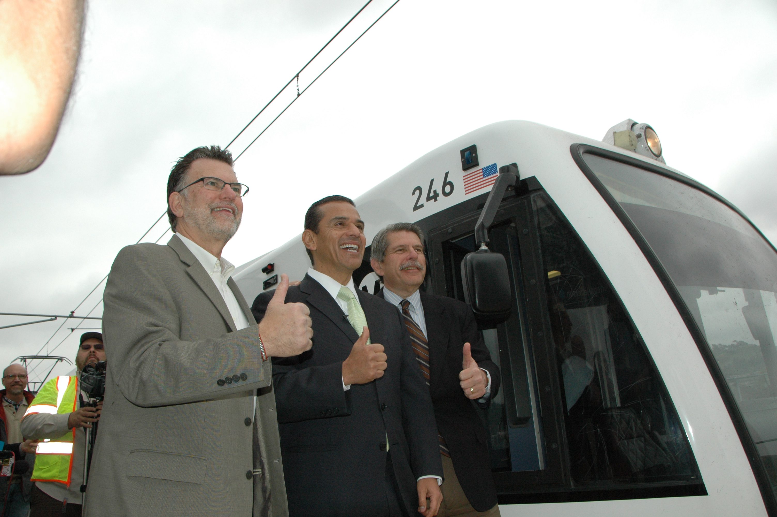 Todos contentos y felices. También se anunció que habrá dos días de pasaje gratis para que la gente disfrute de la nueva línea del tren ligero.