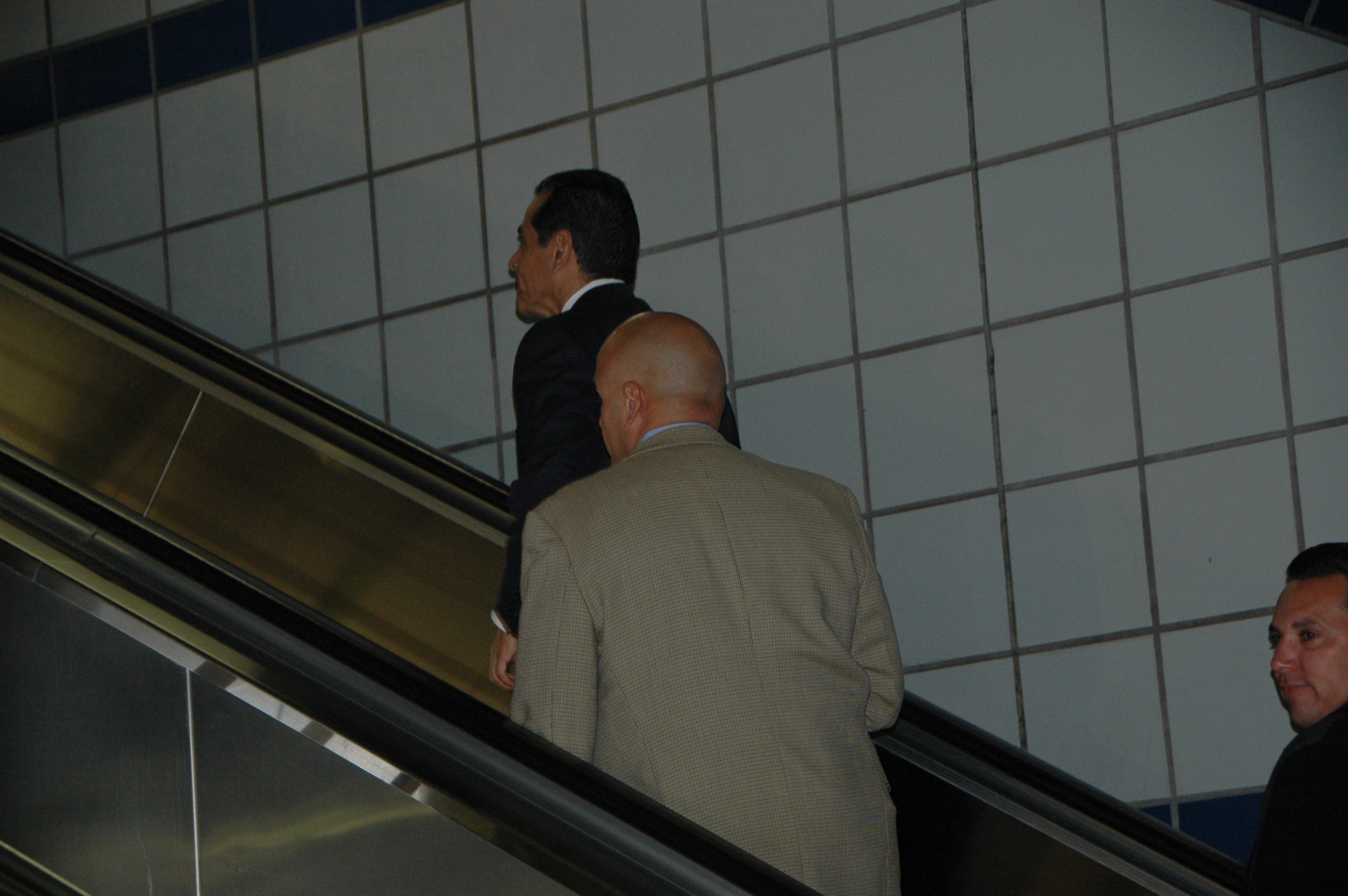 El alcalde Antonio Villaraigosa saliendo de la estación por la entrada de la calle Flower después del recorrido con los medios de comunicación.