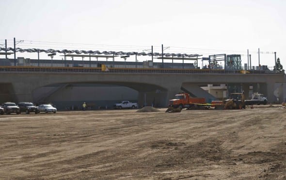 ExpoCulverCityWorks La estación aérea Culver City en la esquina de Venice/Robertson. Las obras se llevan a cabo en la plaza de transporte y en el estacionamiento para la Línea Expo (Foto Steve Hymon/Metro)