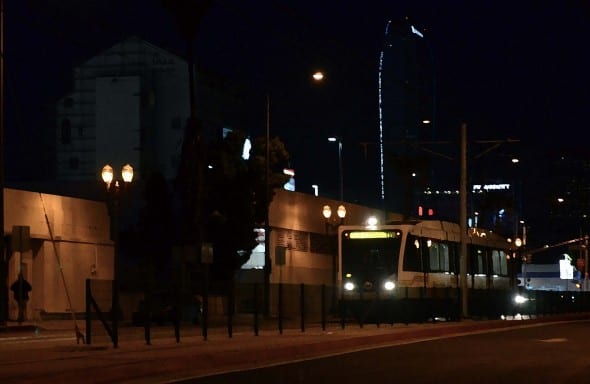 ExpoDryBrush_web-590x384 Un tren de la Línea Expo avanza rumbo al sur en la calle Flower el jueves por la mañana. La foto fue manipulada utilizando el efecto del pincel seco “dry brush”. (Foto Steve Hymon/Metro)