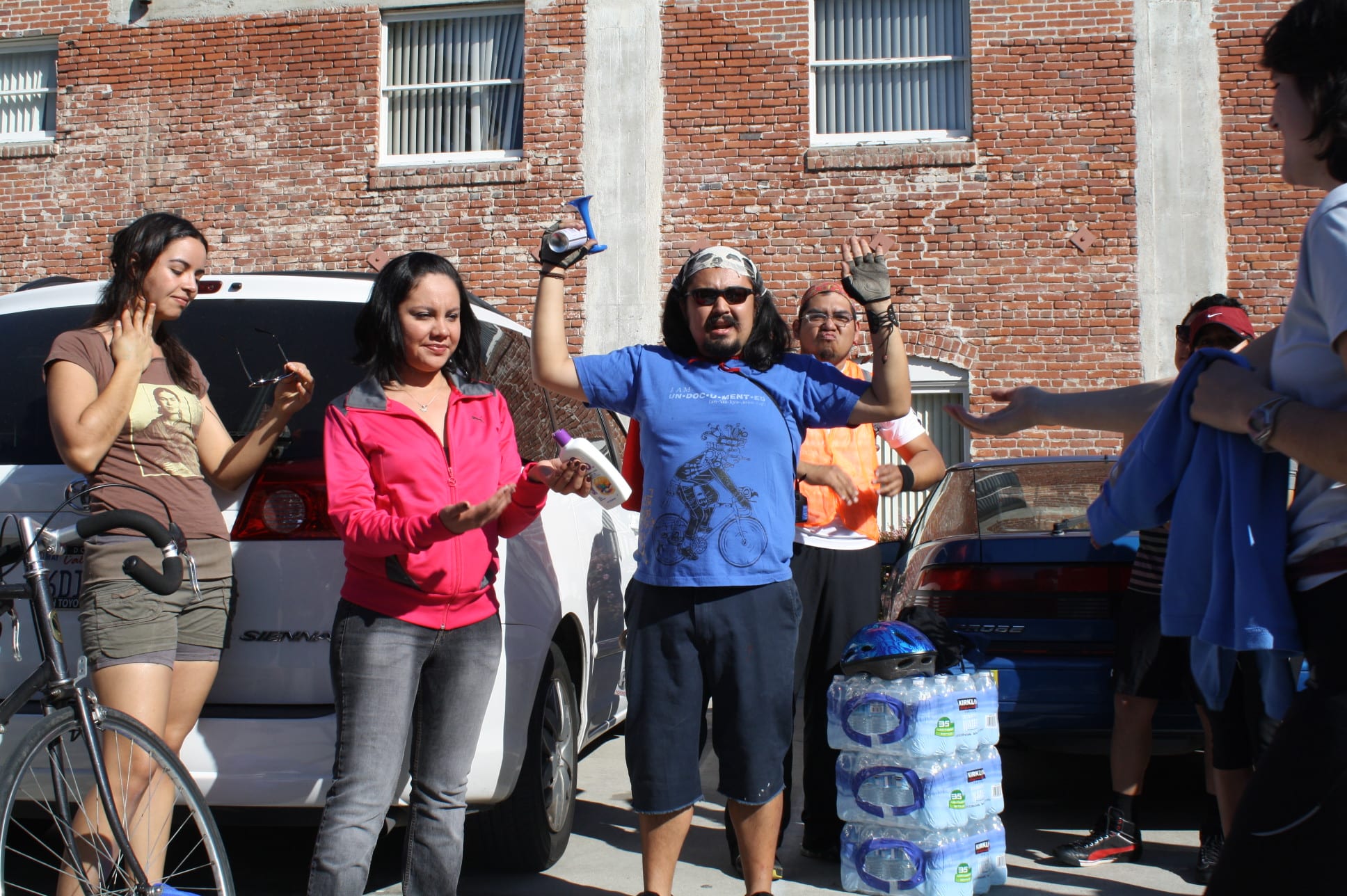 Erick Huerta, azul, y Yenni Díaz, rosa, fueron dos de los organizadores del evento “OC Dream Act Riders 2012” que por segundo año consecutivo reúne a más de 100 ciclistas. (Foto Agustín Durán/ El Pasajero)
