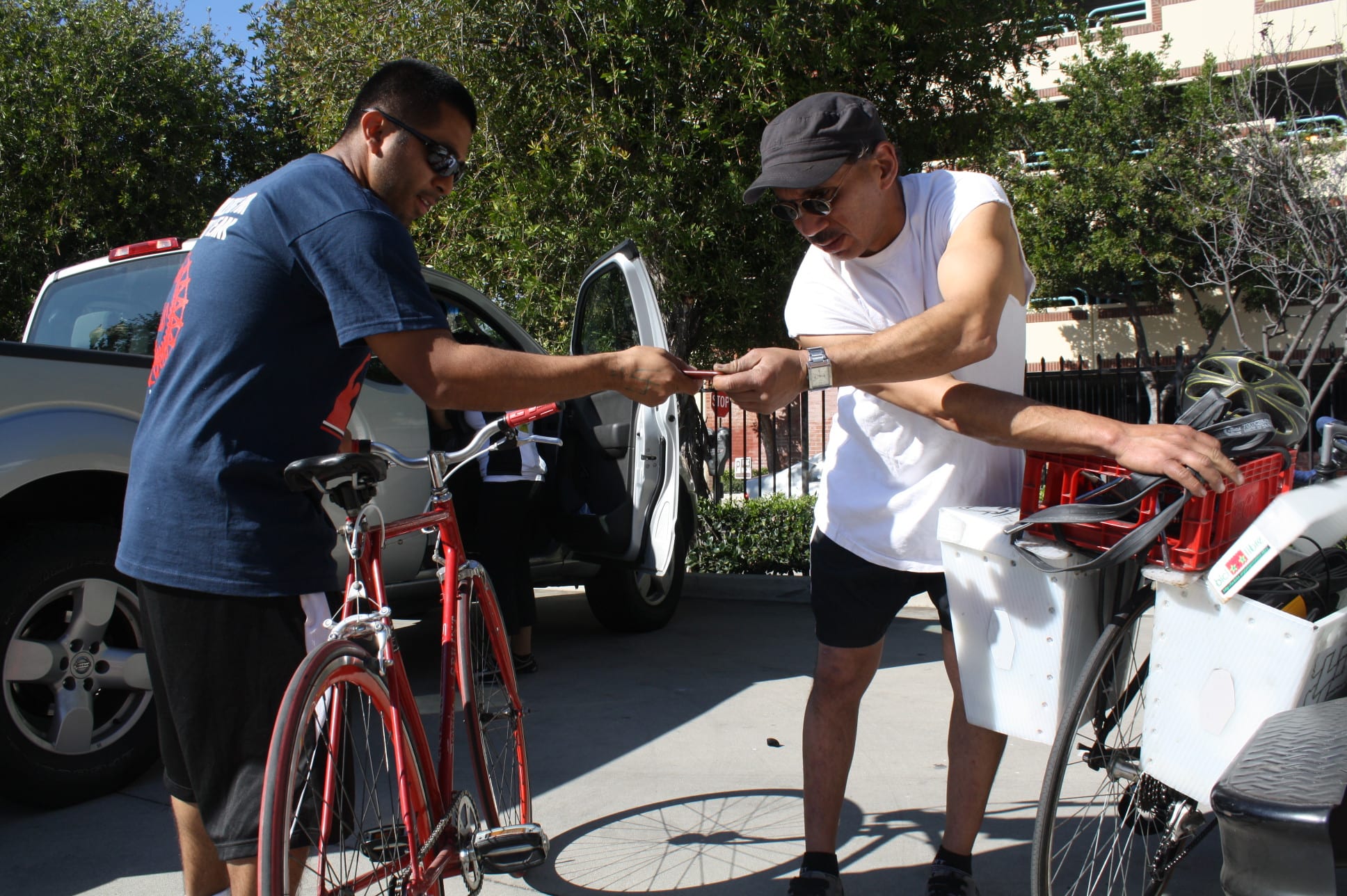 Preparando sus vehiculos de dos ruedas ante del viaje. (Foto Agustín Durán/El Pasajero).