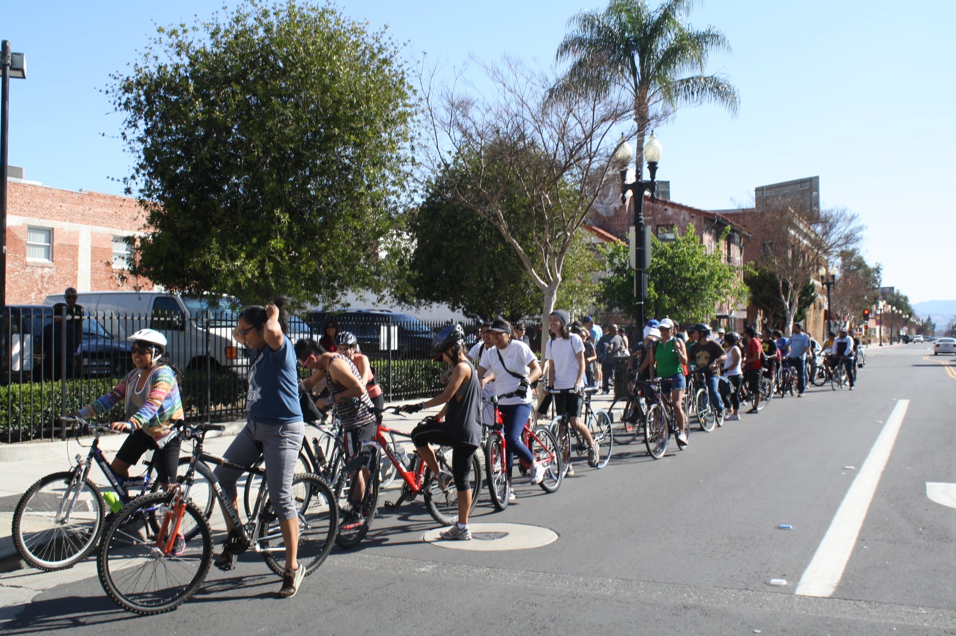 De dos en dos partieron más de 100 ciclistas desde Santa Ana a Los Ángeles en agradecimiento a la medida AB-131 aprobada el año pasado por el gobernador de California. (Foto Agustín Durán/ El Pasajero)