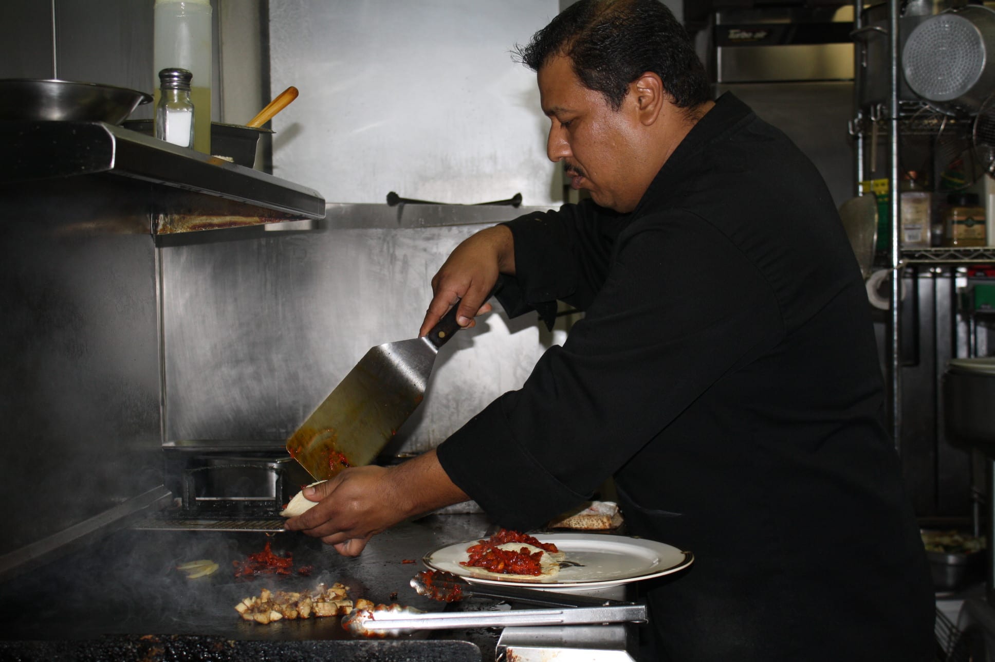 En plena acción preparando unos delicioso tacos. (Foto Agustín Durán/El Pasajero)