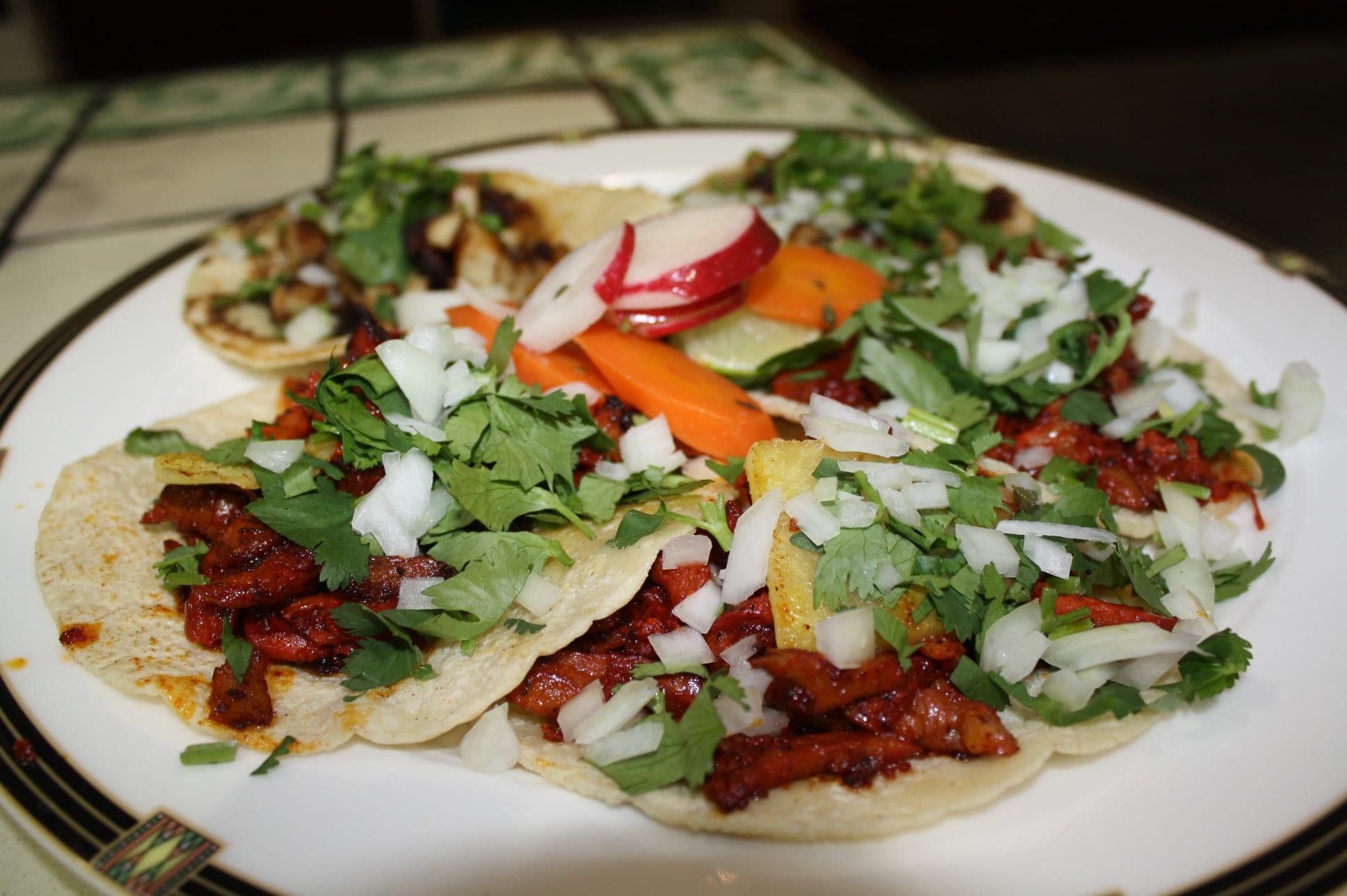 Tacos al pastor y de pollo. (Foto Agustín Durán/El Pasajero)