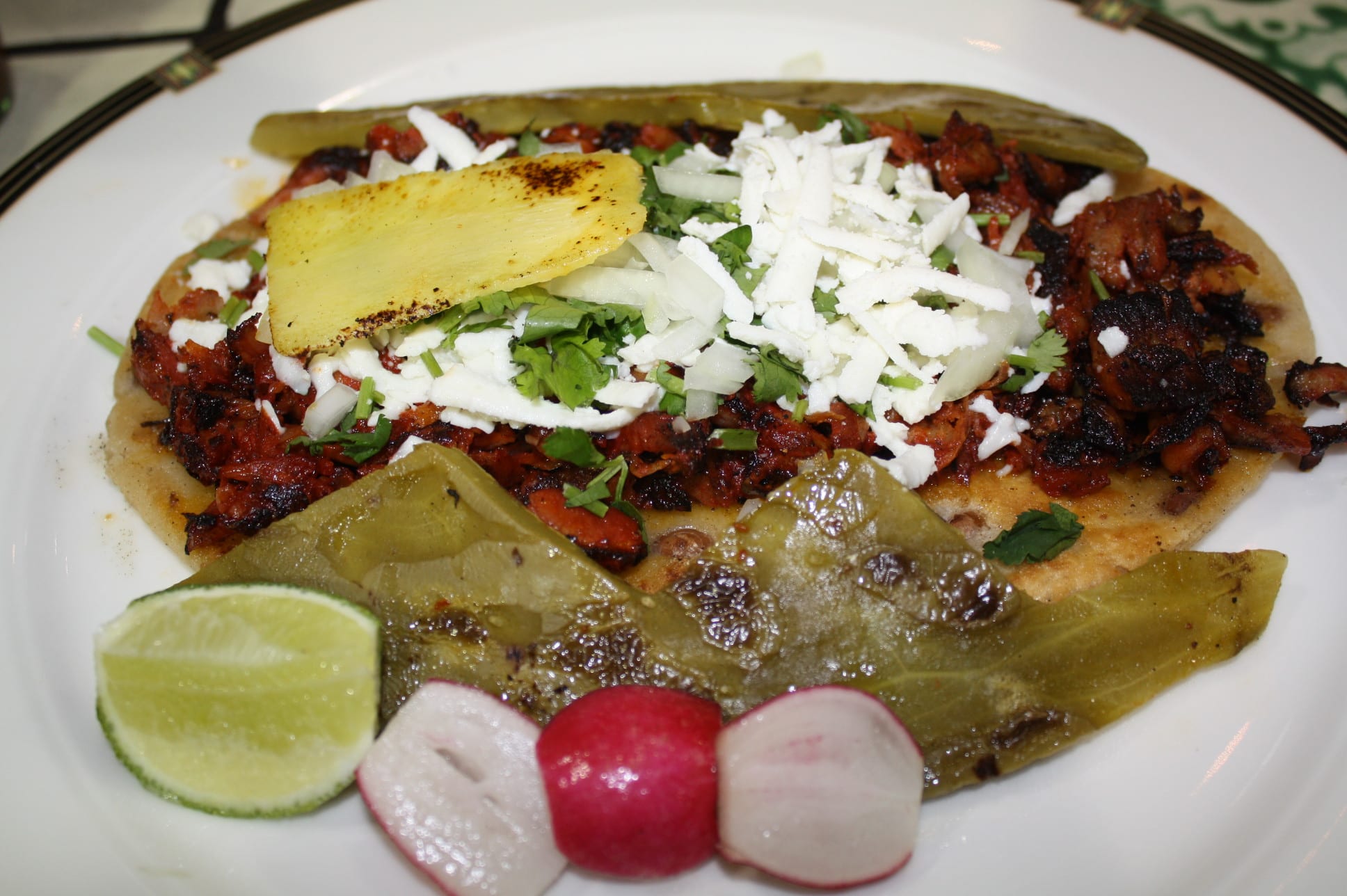 Huarache con carne al pastor. (Foto Agustín Durán/El Pasajero)
