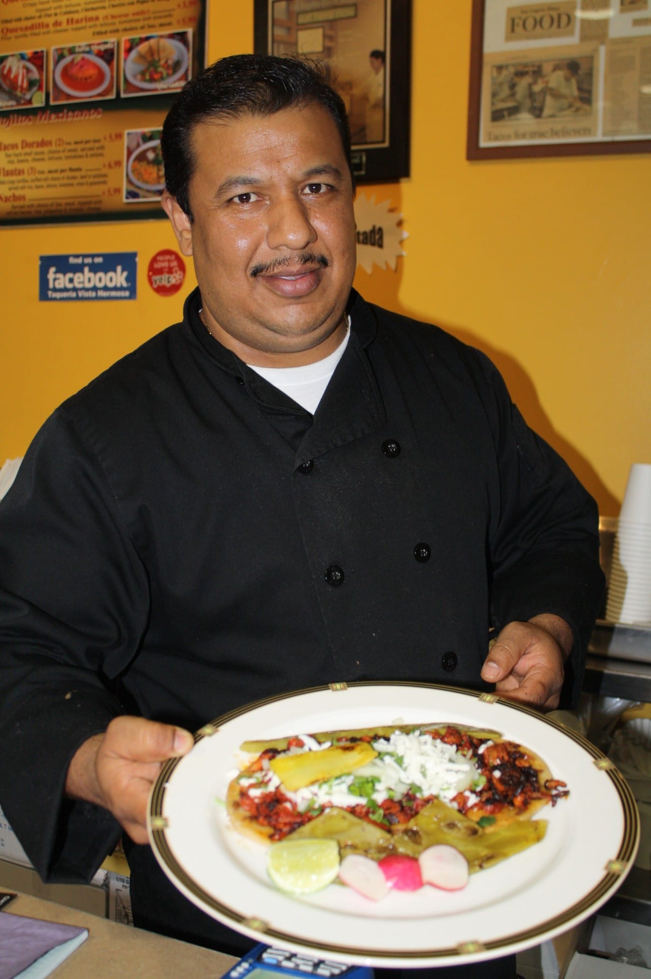 Raúl Morales dueño y chef de “Vista Hermosa Restaurant & Taquería”. (Foto Agustín Durán/El Pasajero)