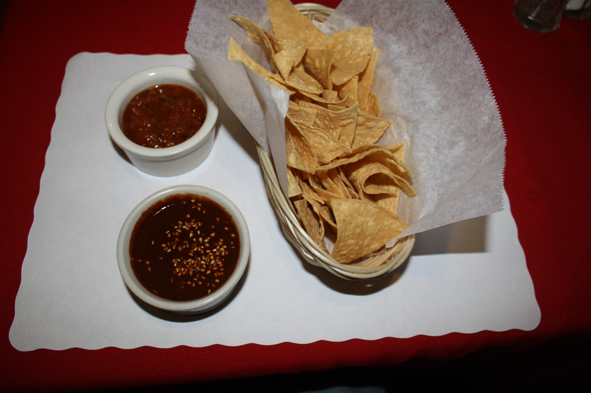 Salsa quebrada y Mole Poblano con totopos para empezar. (Foto Agustín/Durán/El Pasajero).
