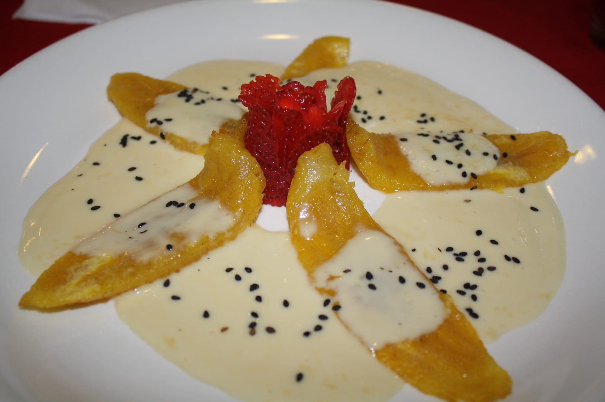 Diosa del Tiempo, plátanos fritos con salsa de tequila y ajonjolí negro. (Foto Agustín Durán/El Pasajero)