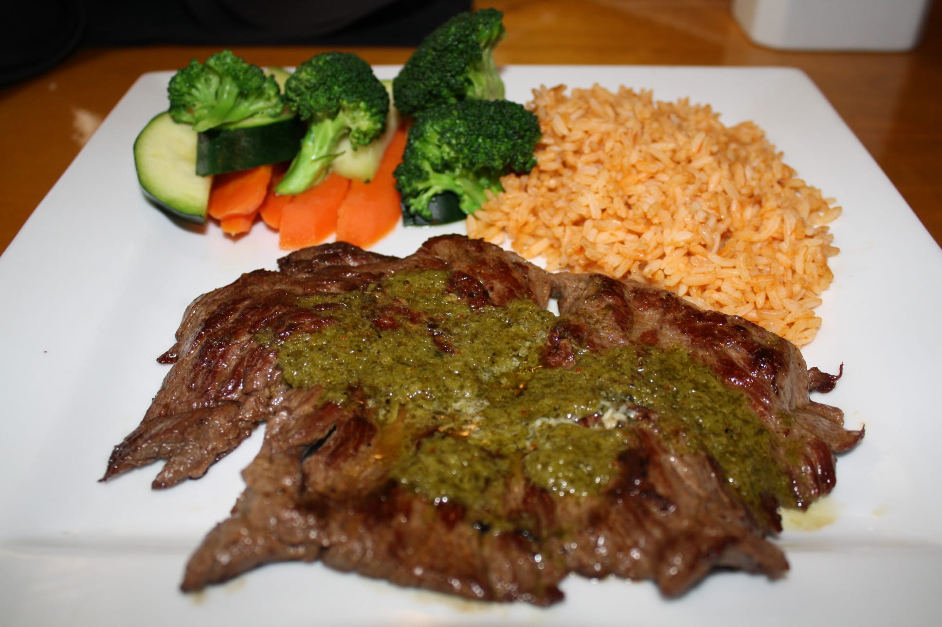 Carne asada con chimichuri. (Foto Agustín Durán/El Pasajero).
