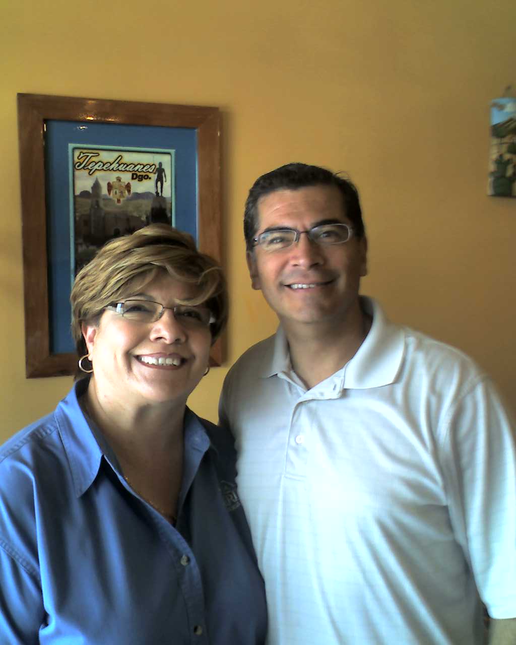 Tayde García y el Representante Federal Xavier Becerra.