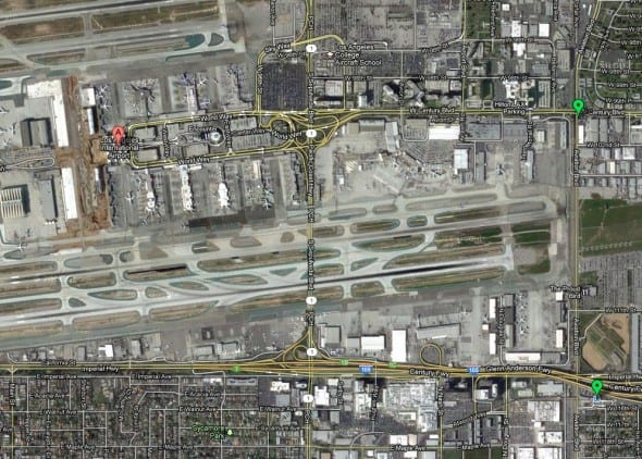 Una vista aérea de LAX desde un mapa de Google. La marca verde en la parte superior derecha será la futura estación de Metro: Crenshaw/Aviation de la Línea Verde y la Línea Crenshaw/LAX.  La marca verde en la parte inferior derecha es la actual estación Aviation de la Línea Verde. Puedes oprimir arriba para ampliar la imagen.