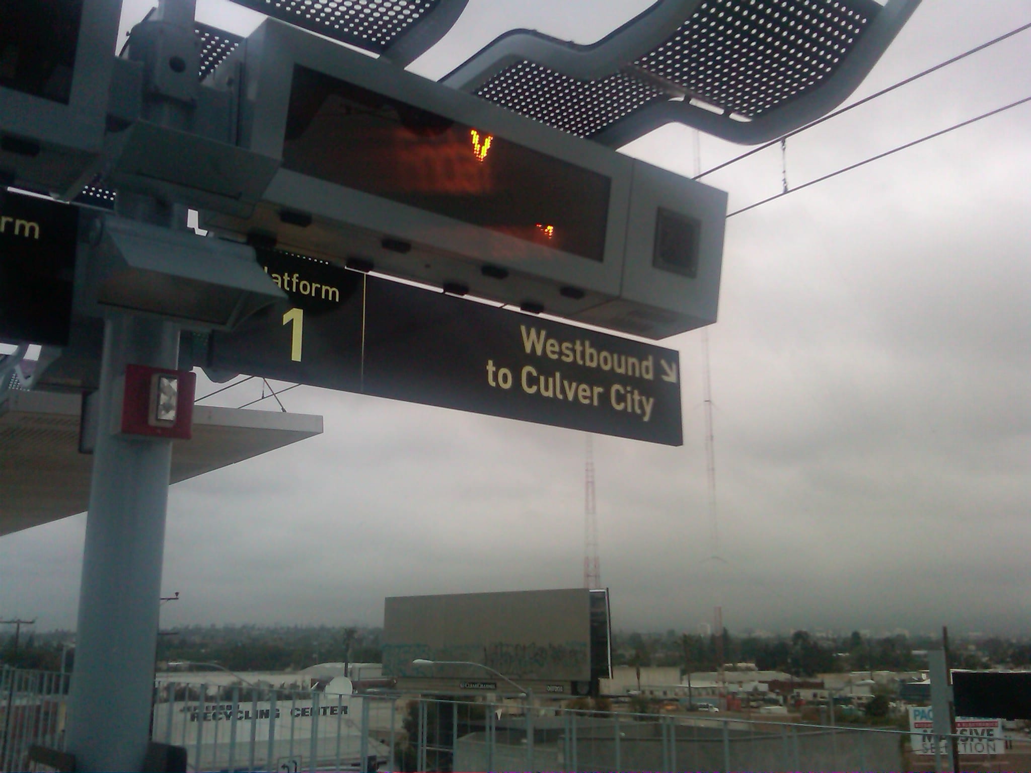 Una mañana nublada y fresca en la plataforma de la estación La Ciénega/Jefferson.