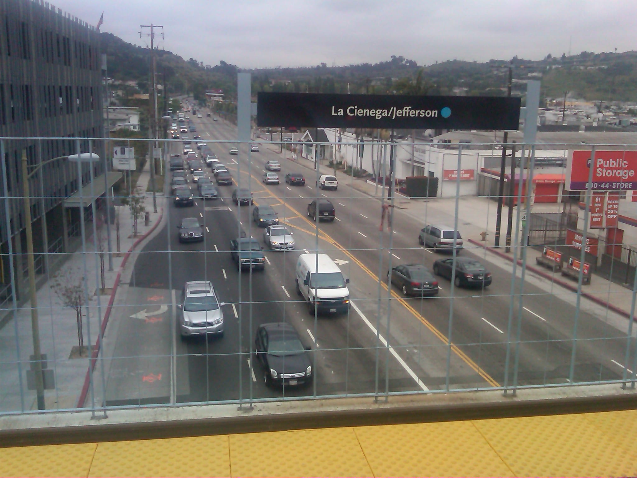 El tráfico de La Ciénega pasa debajo de la estación La Ciénega/Jefferson de la nueva Línea Expo del Metro.